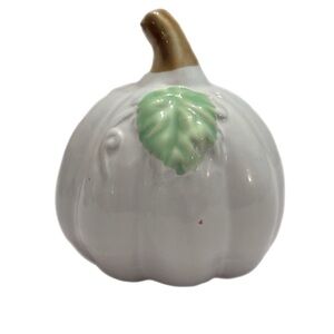 🔵 Ceramic Pumpkin with Leaf Accent